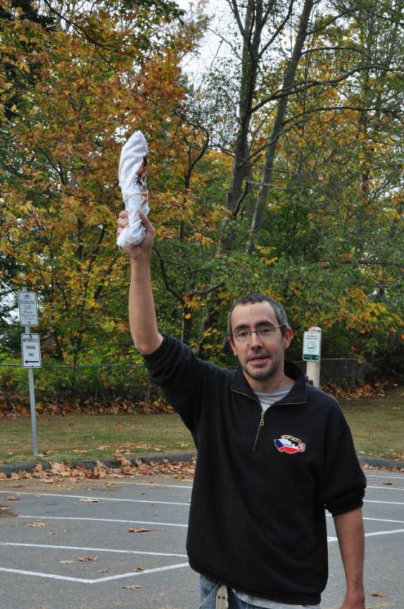 feliz em recuperar nosso tripé, que passou a noite na Wreck Beach, em Vancouver, no Canadá